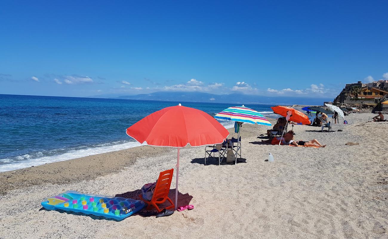 Photo de Station Land Pizzo beach avec sable brun de surface