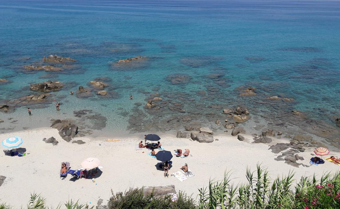 Photo de Punta scrugli beach avec caillou fin clair de surface