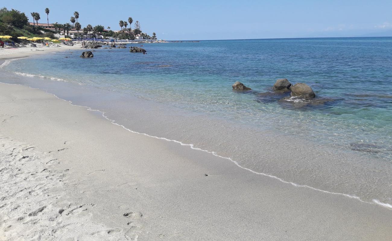 Photo de Spiaggia Buccarelli avec sable lumineux de surface