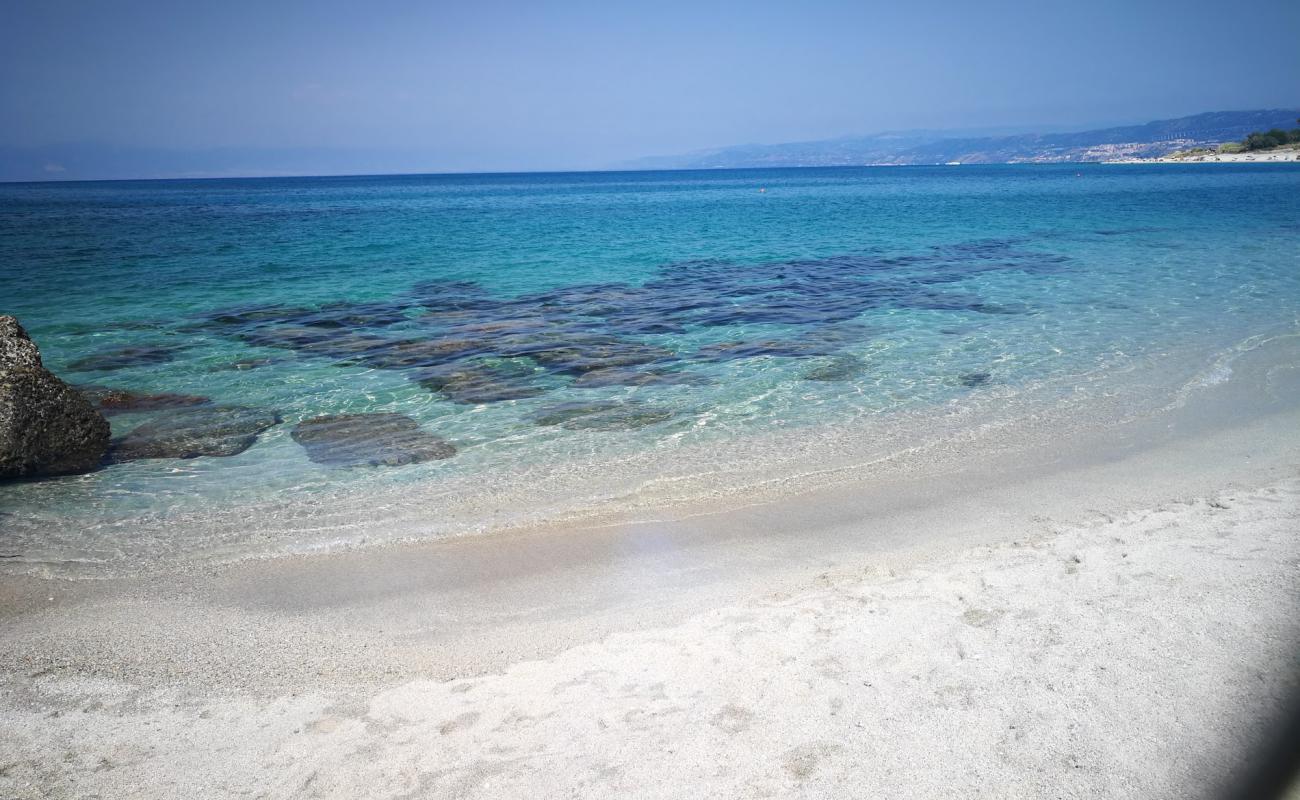 Photo de Spiaggia La Rocchetta avec sable lumineux de surface