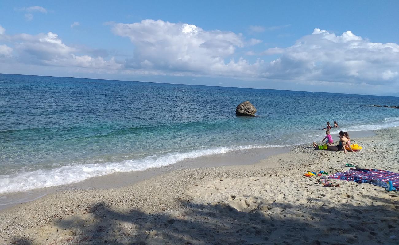 Photo de Scoglio la Vrace beach avec sable lumineux de surface