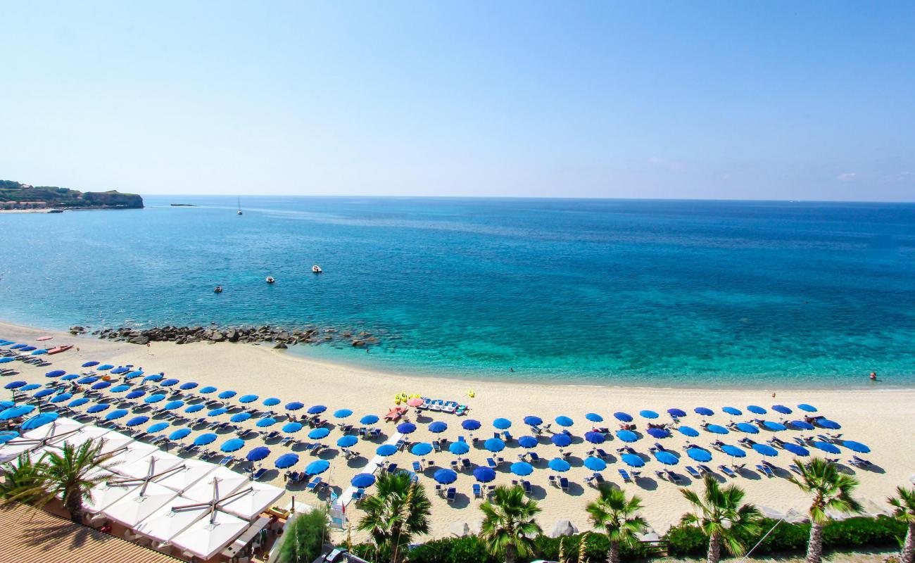 Photo de Plage de l'Hôtel San Giuseppe avec sable lumineux de surface