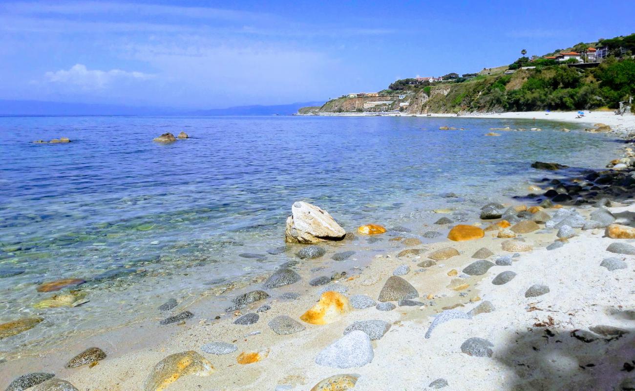 Photo de Sant' Irene beach avec sable lumineux de surface