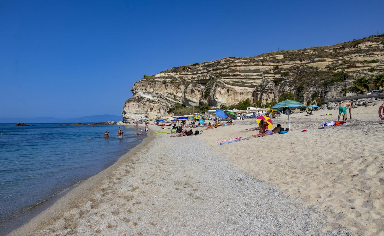 Photo de Spiaggia di Zambrone avec sable beige & galets de surface
