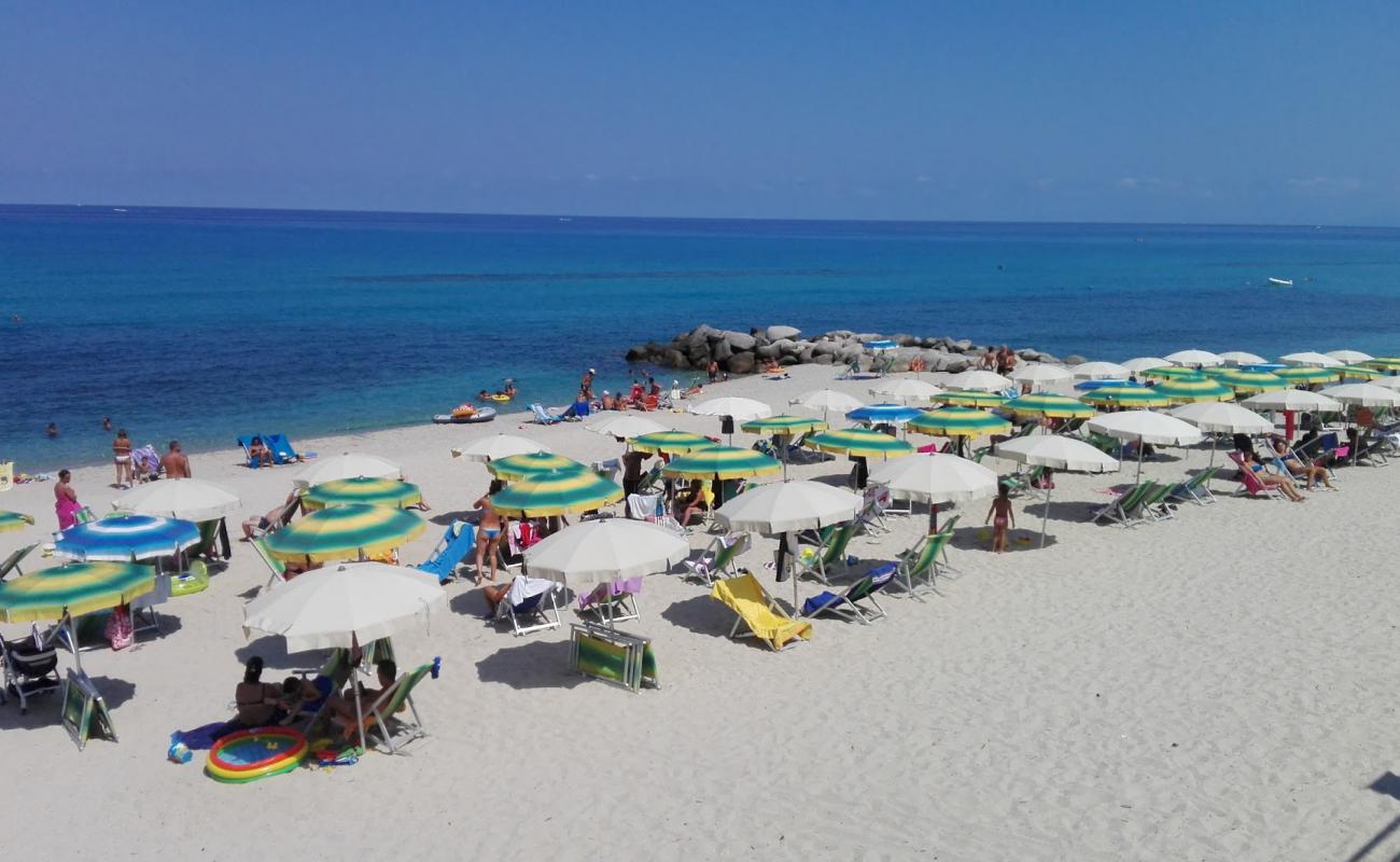 Photo de Parghelia beach avec sable lumineux de surface