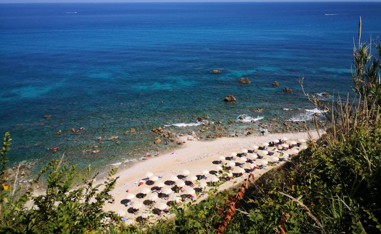 Photo de Spiaggia Michelino II avec roches de surface