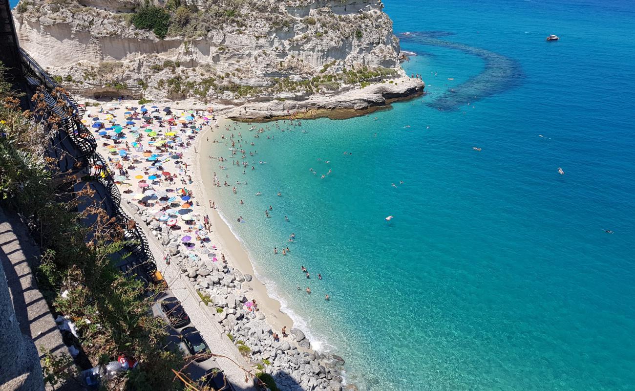 Photo de Spiaggia della Rotonda avec sable lumineux de surface