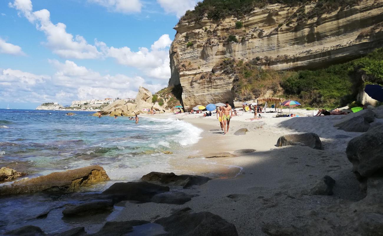 Photo de Spiaggia di Luca e Giorgia avec sable lumineux de surface