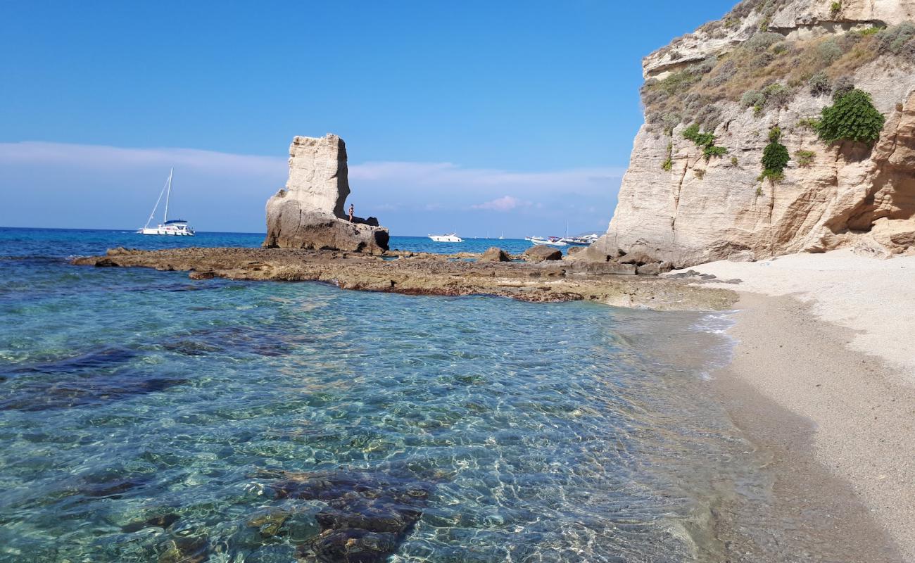 Photo de Petri i Mulinu beach avec sable lumineux de surface