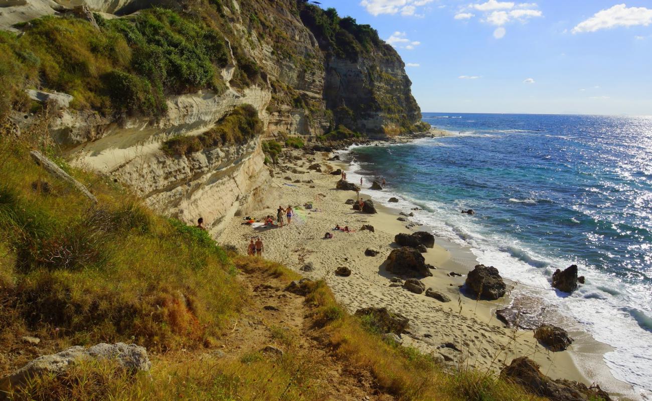 Photo de Spiaggia nascosta avec sable lumineux de surface