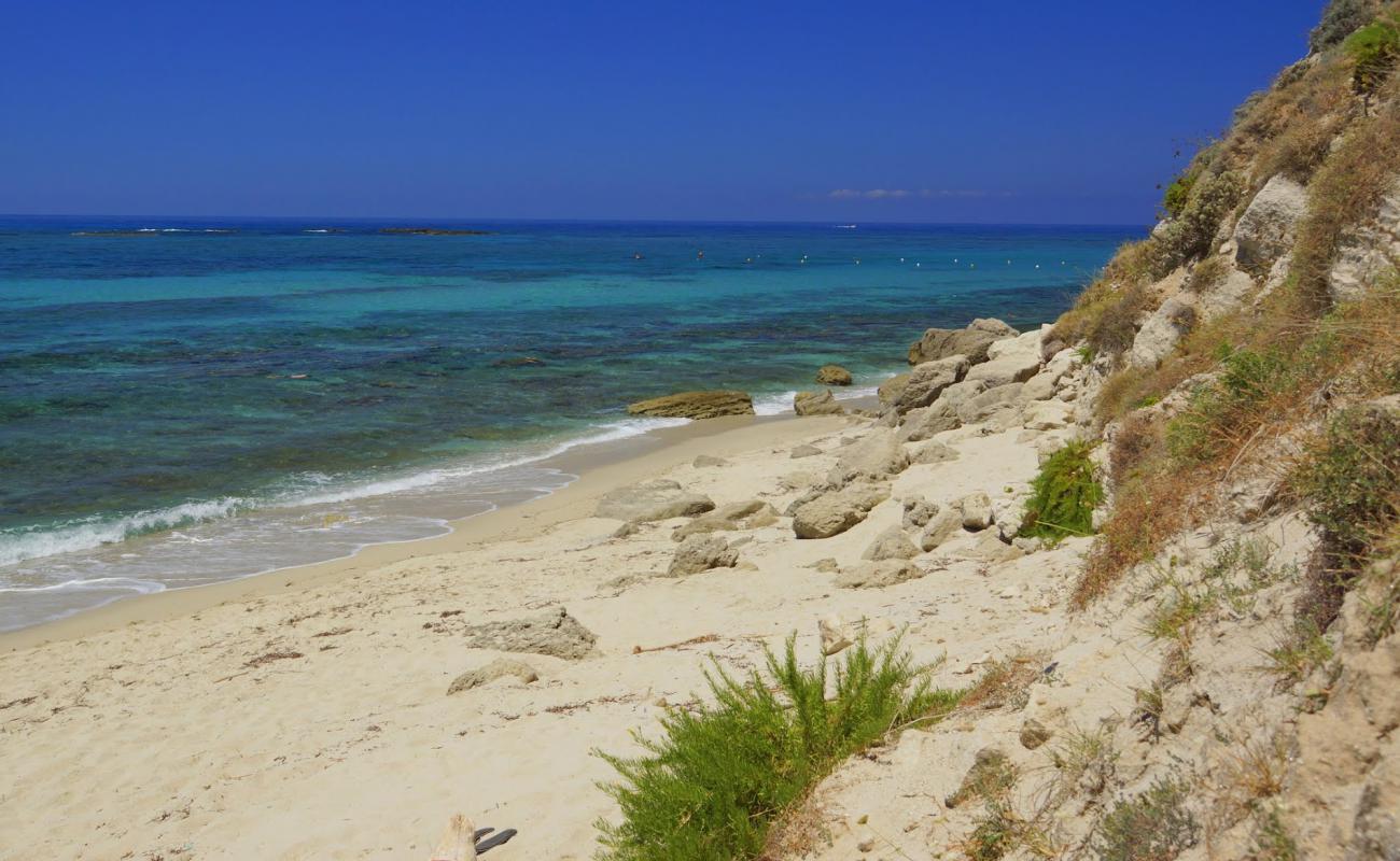 Photo de Ricadi beach avec sable lumineux de surface