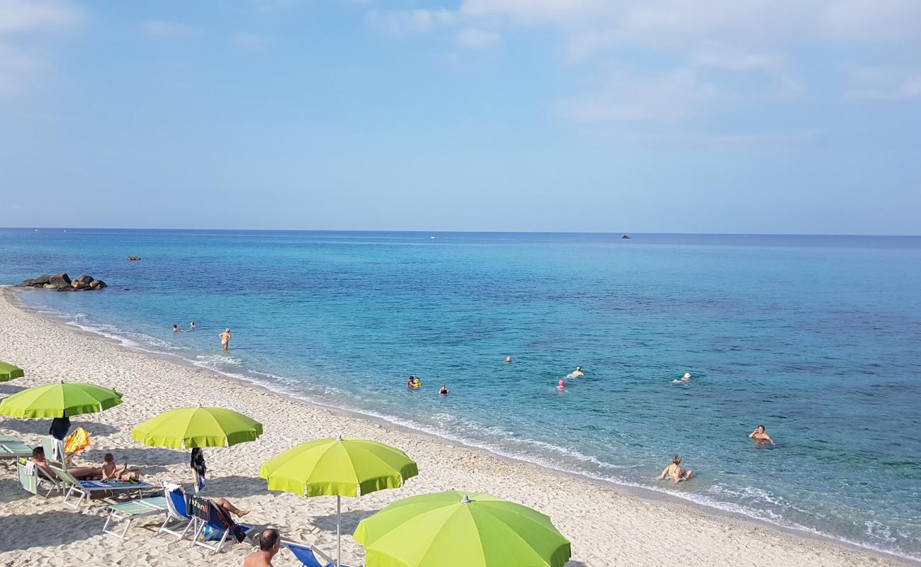 Photo de Torre Ruffa beach avec sable lumineux de surface