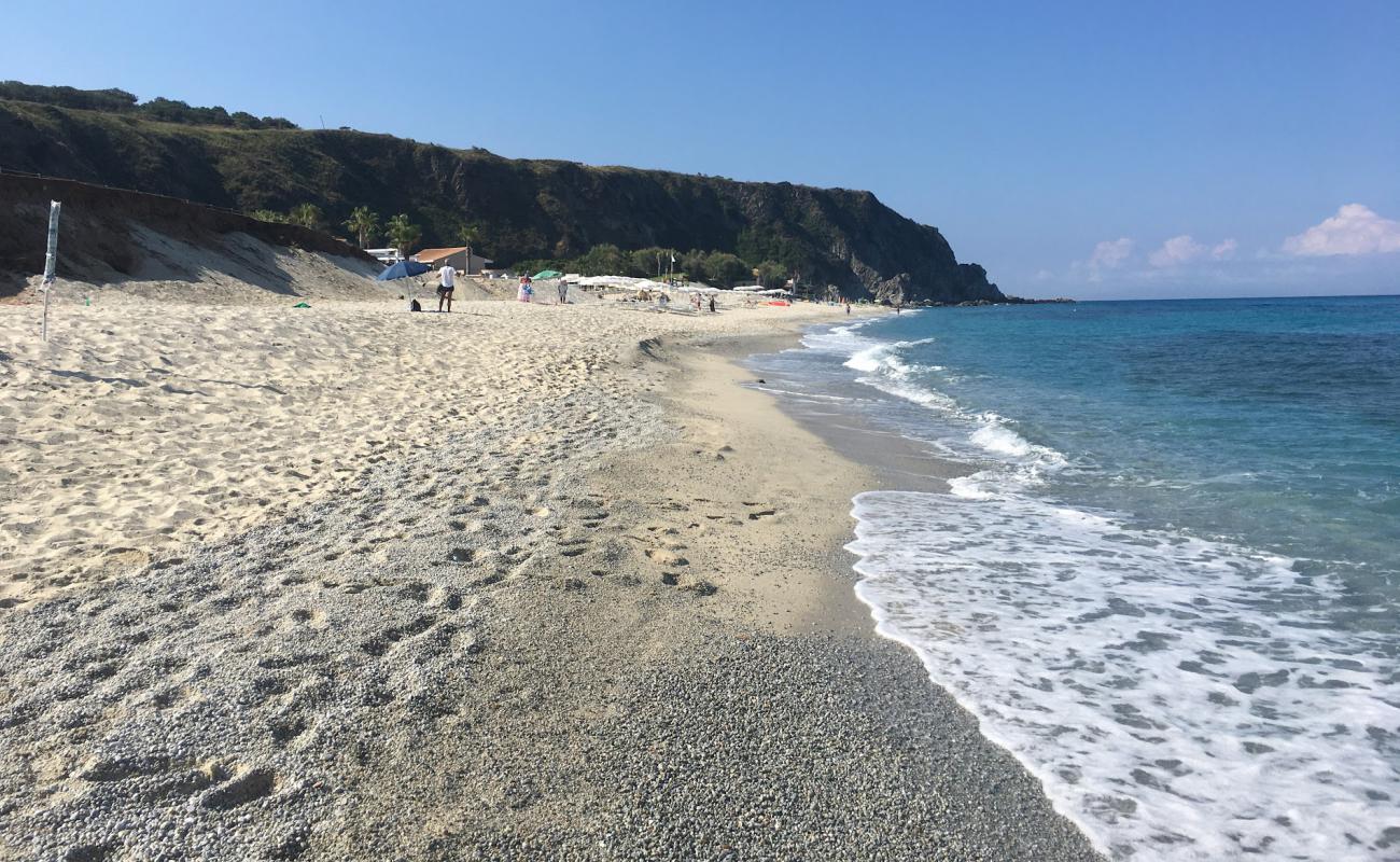 Photo de Spiaggia Tono avec sable lumineux de surface