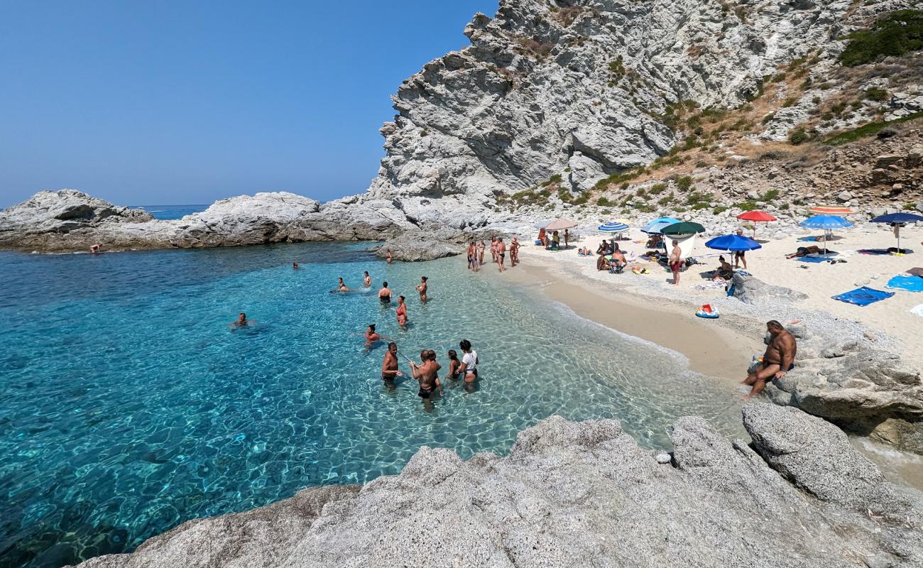 Photo de Praia I Focu Beach avec caillou fin clair de surface