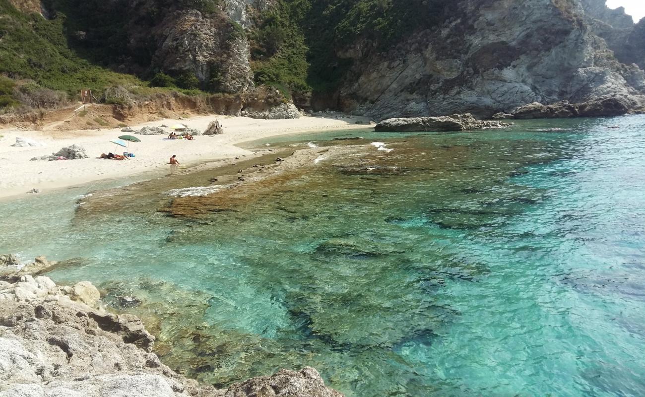 Photo de Spiaggia Praia I Focu avec sable lumineux de surface