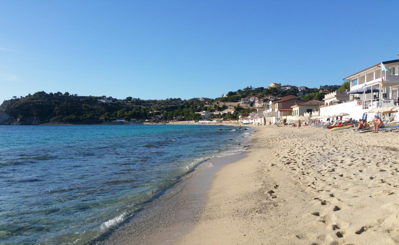 Photo de Spiaggia Santa Maria avec sable lumineux de surface