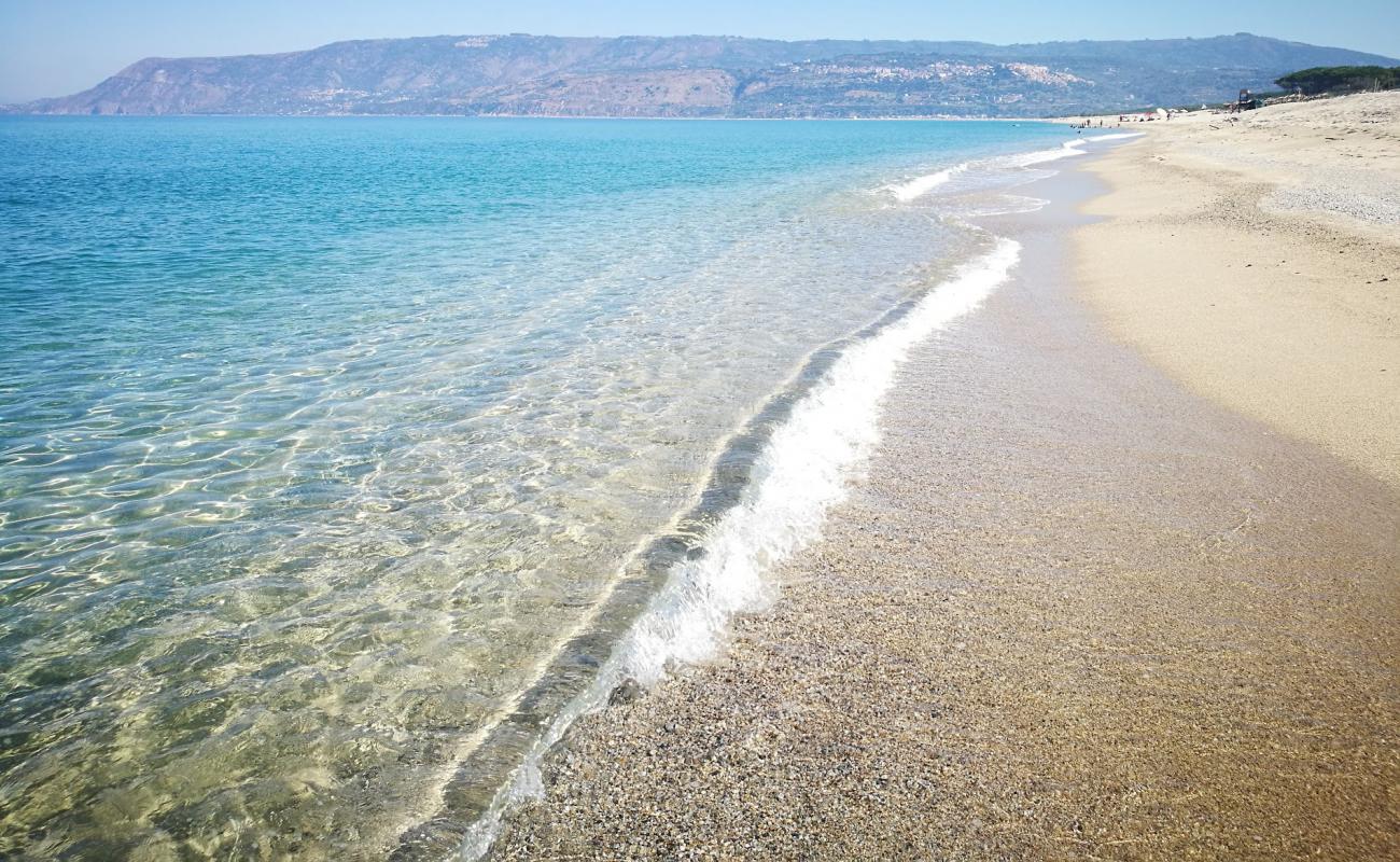 Photo de Contrada Mortelletto avec sable fin et lumineux de surface