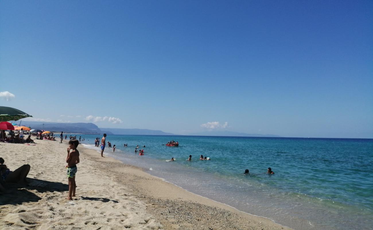 Photo de Spiaggia San Ferdinando avec sable fin et lumineux de surface