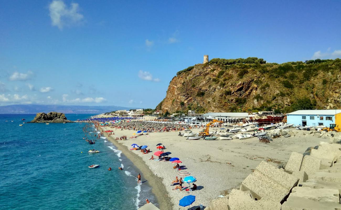 Photo de Torre Saracena beach avec sable lumineux de surface