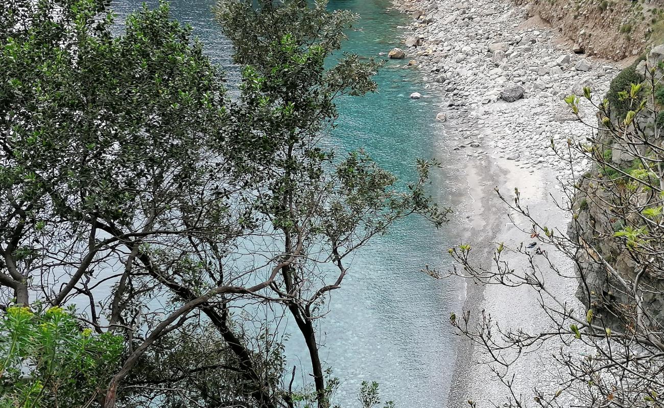 Photo de Spiaggia Di Cavajanculla avec roches de surface