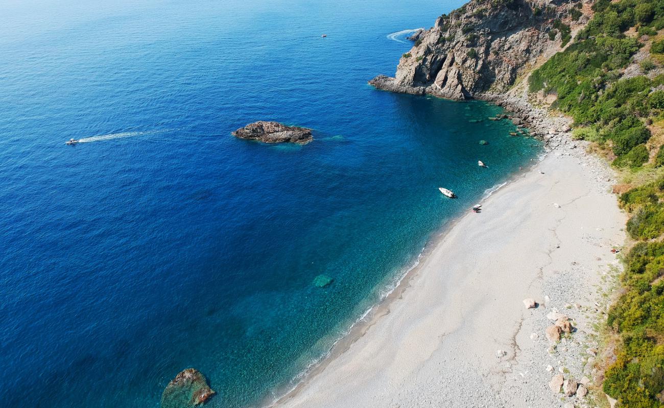 Photo de Cala Janculla avec sable gris avec caillou de surface