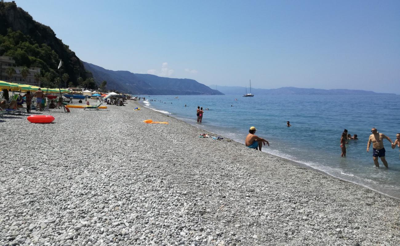 Photo de Favazzina beach avec caillou fin gris de surface