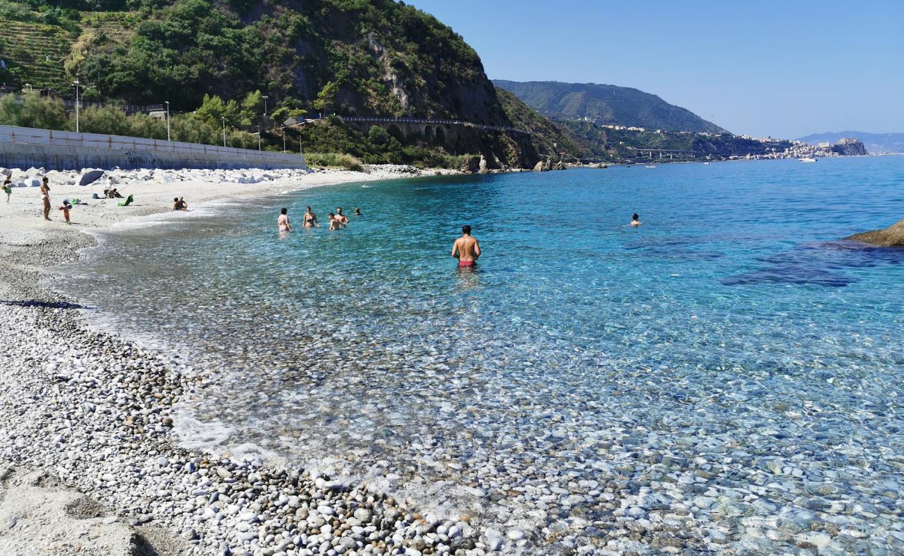 Photo de Spiaggia di Favazzina avec caillou gris de surface