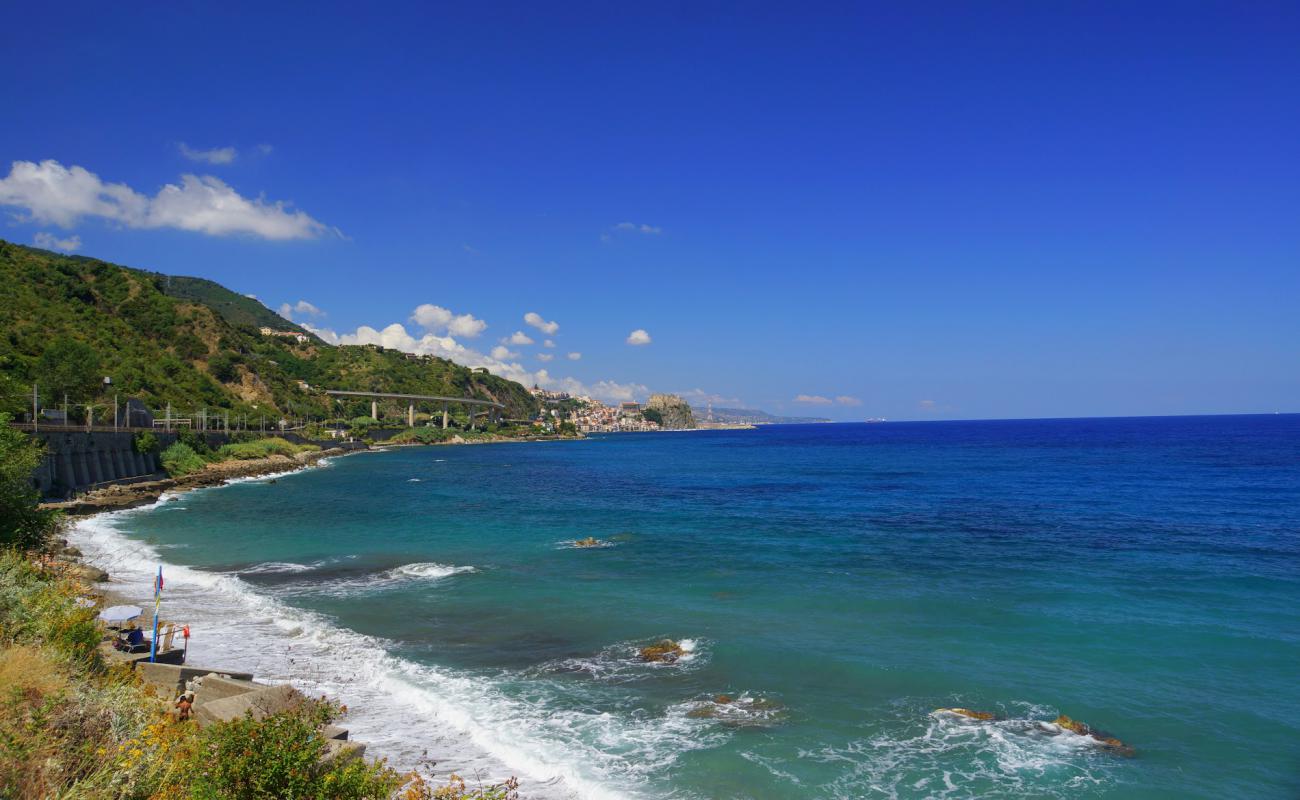 Photo de Spiaggia di Favazzina II avec roches de surface