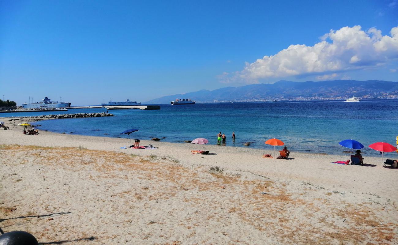 Photo de Spiaggia di via Lungomare avec sable brun de surface