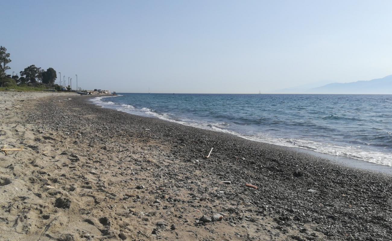 Photo de Spiaggia Di Catona II avec sable noir avec caillou de surface