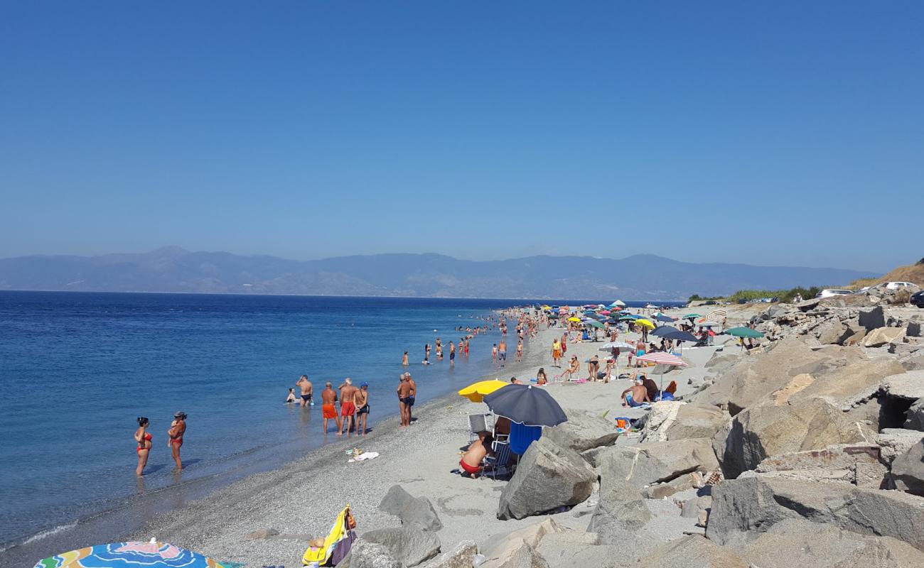 Photo de La Sorgente beach avec sable gris avec caillou de surface