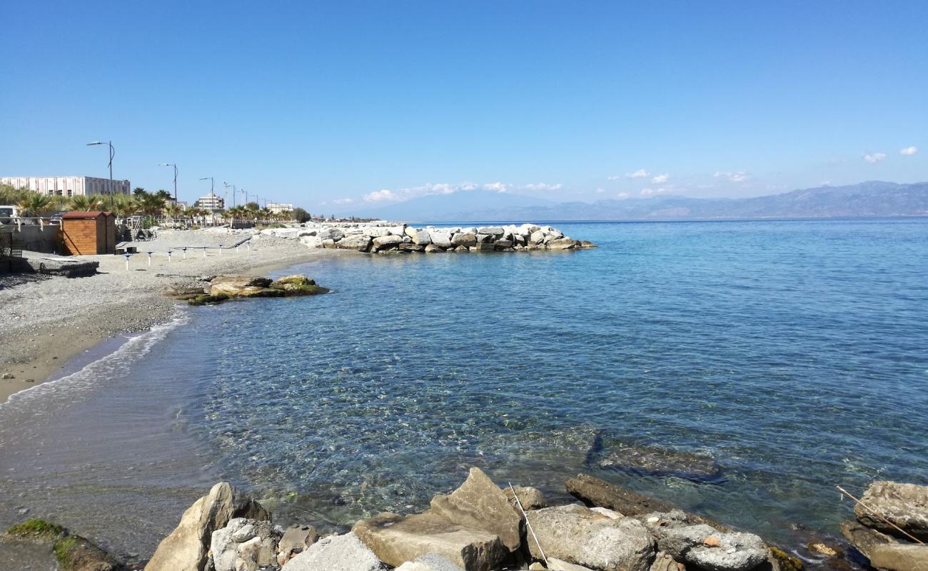Photo de Pellaro Beach avec galets gris de surface