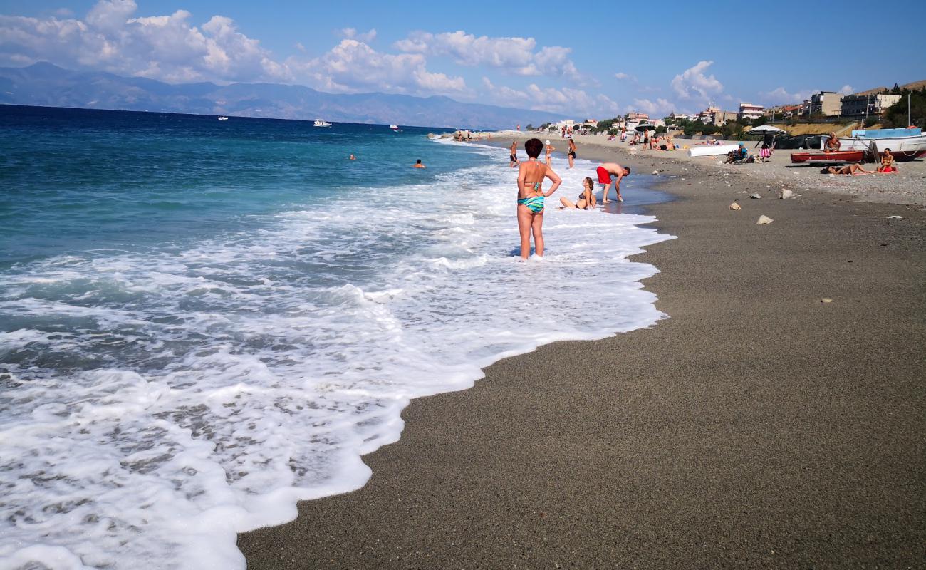 Photo de Spiaggia di Via Plutino avec sable gris de surface
