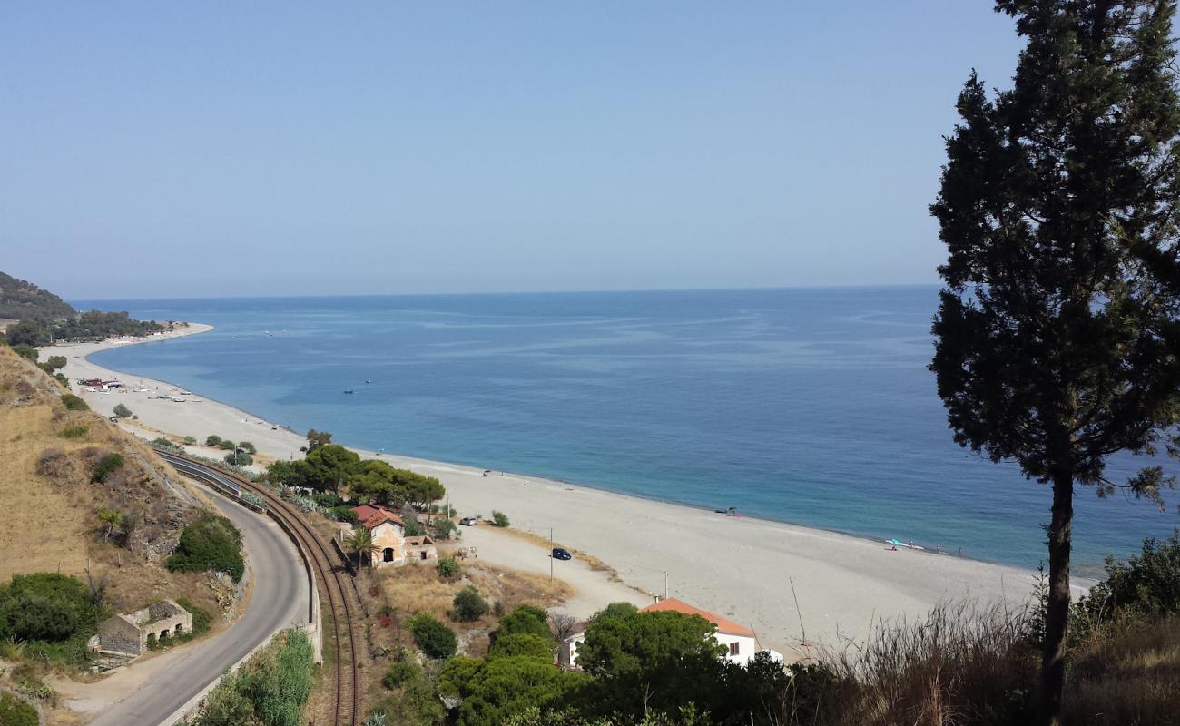 Photo de Spiaggia di Bova Marina avec sable gris & galets de surface