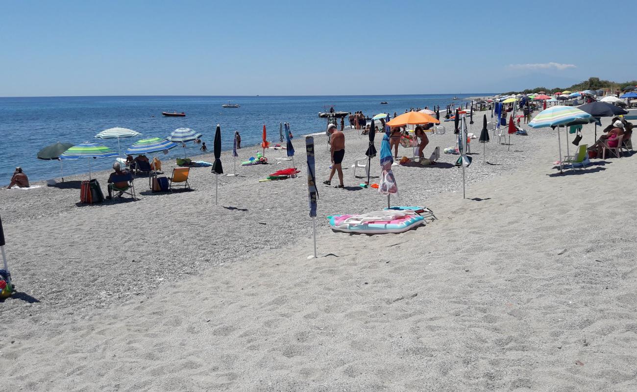 Photo de Spiaggia di Stracìa avec sable gris de surface