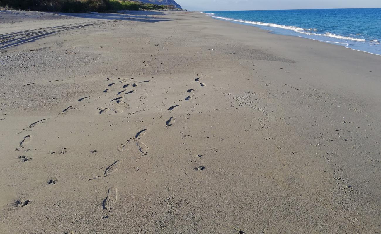 Photo de Spiaggia dello Scoglio Cuzzufri avec sable gris de surface