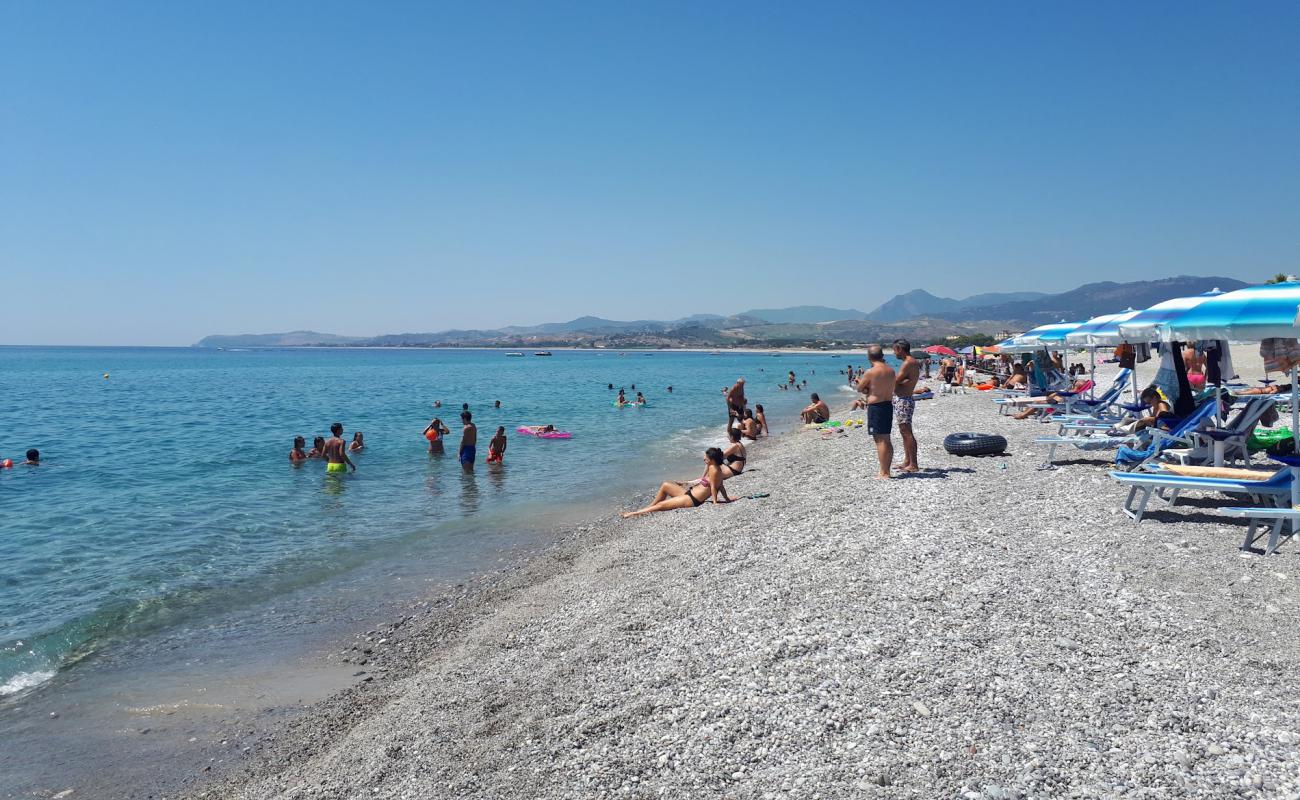 Photo de Bovalino Marina beach avec sable gris avec caillou de surface