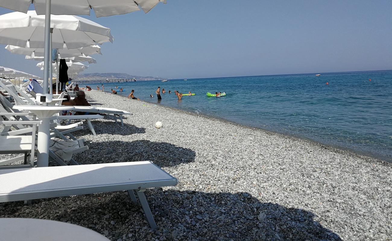 Photo de Siderno beach avec sable gris avec caillou de surface