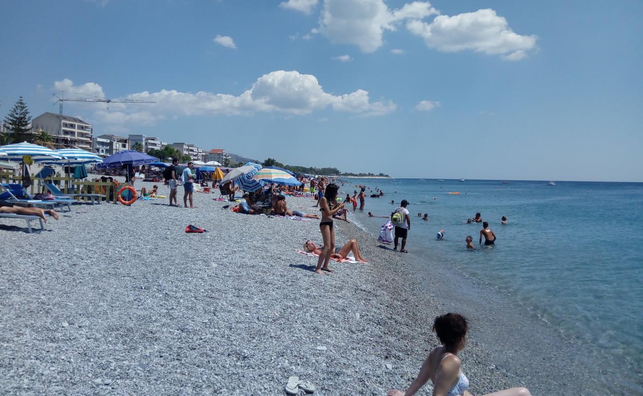 Photo de Gioiosa Jonica beach avec caillou fin gris de surface