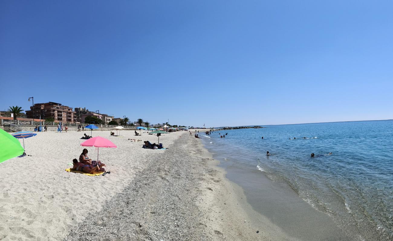 Photo de Rocella Ionica Beach avec sable gris de surface