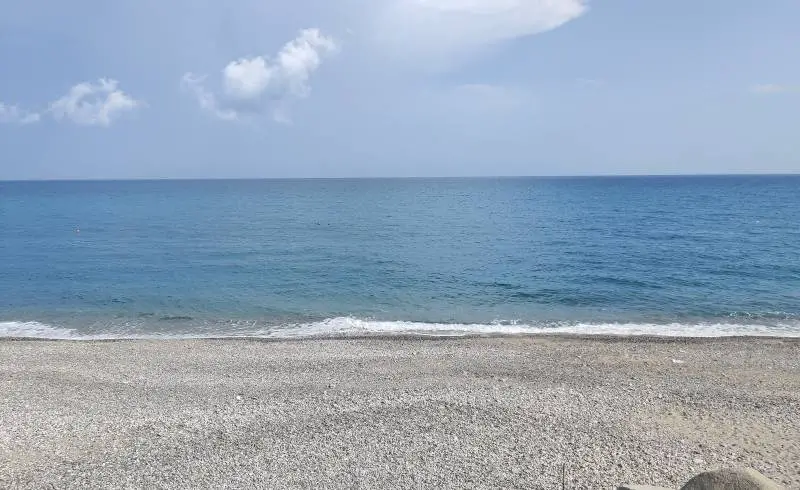 Photo de Spiaggia di Monasterace Marina avec sable gris de surface