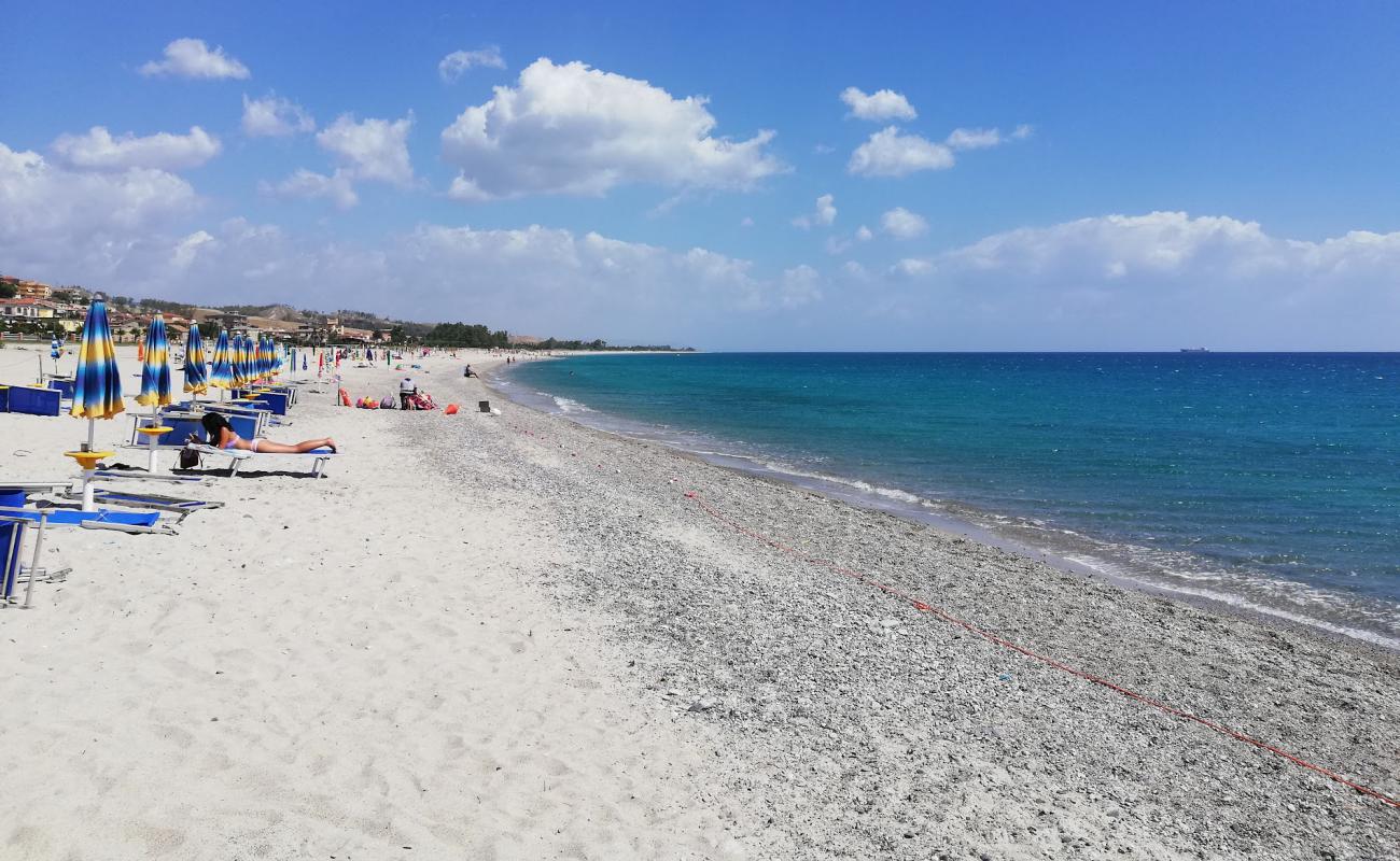 Photo de St Caterina dello Ionio Marina avec sable lumineux de surface