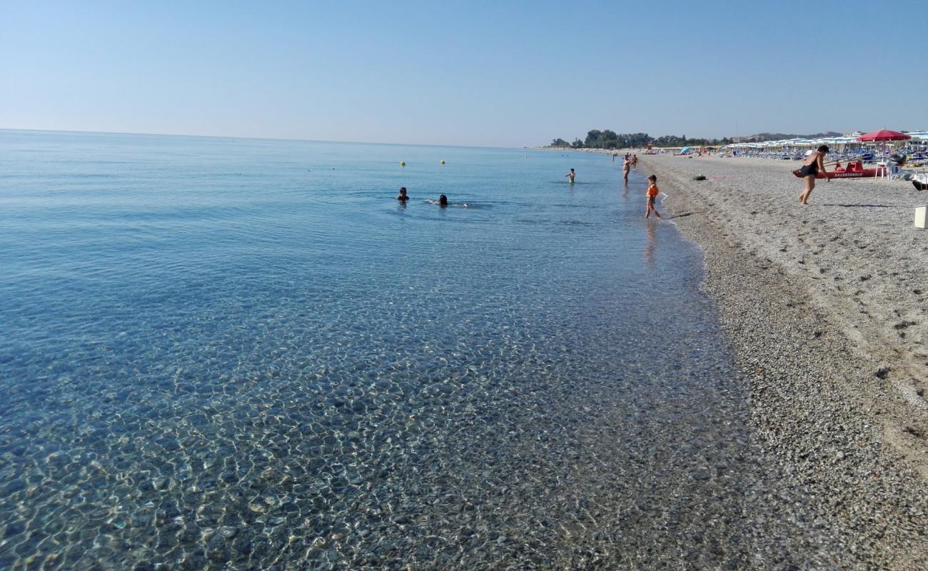 Photo de Badolato Marina beach avec sable lumineux de surface