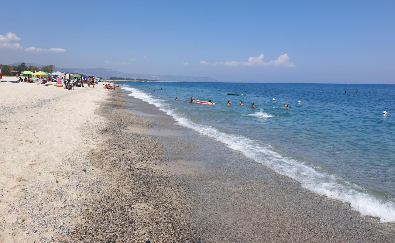 Photo de Spiaggia di Isca Marina avec sable lumineux de surface