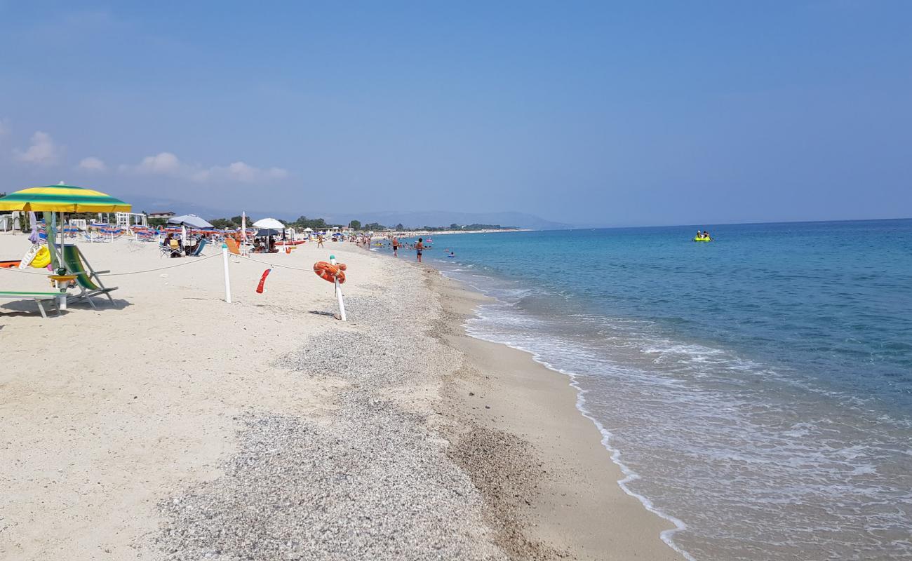 Photo de San Sostene Marina avec sable lumineux de surface