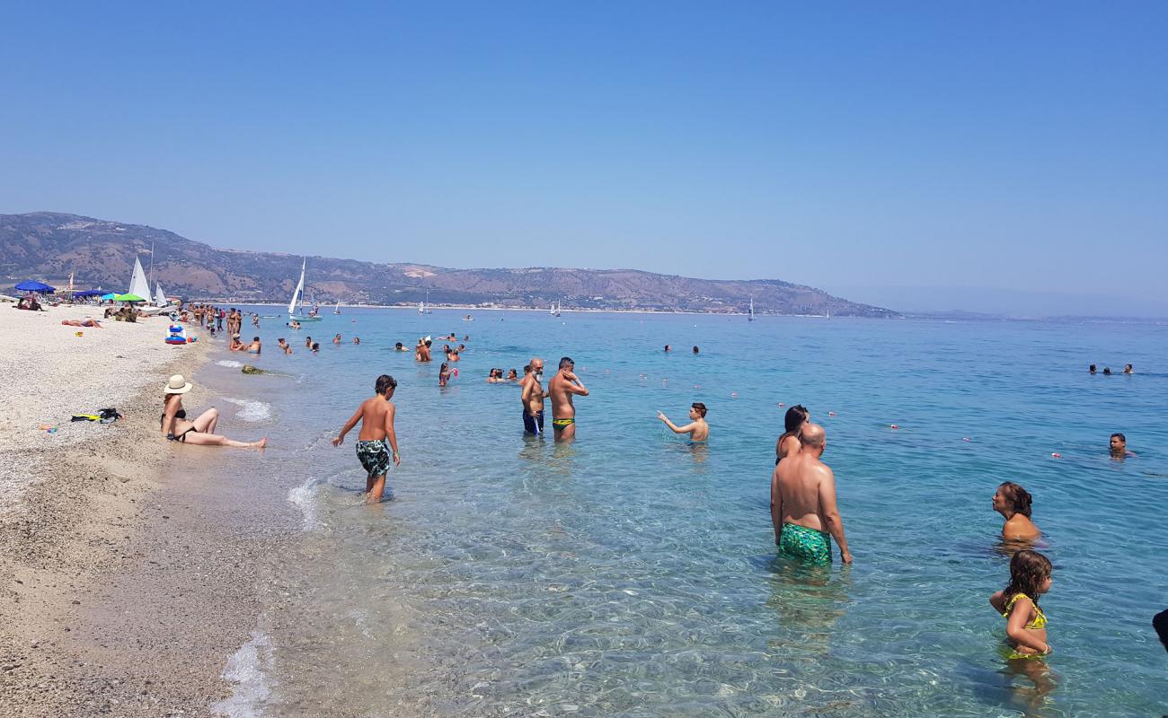 Photo de Spiaggia Soverato avec sable lumineux de surface