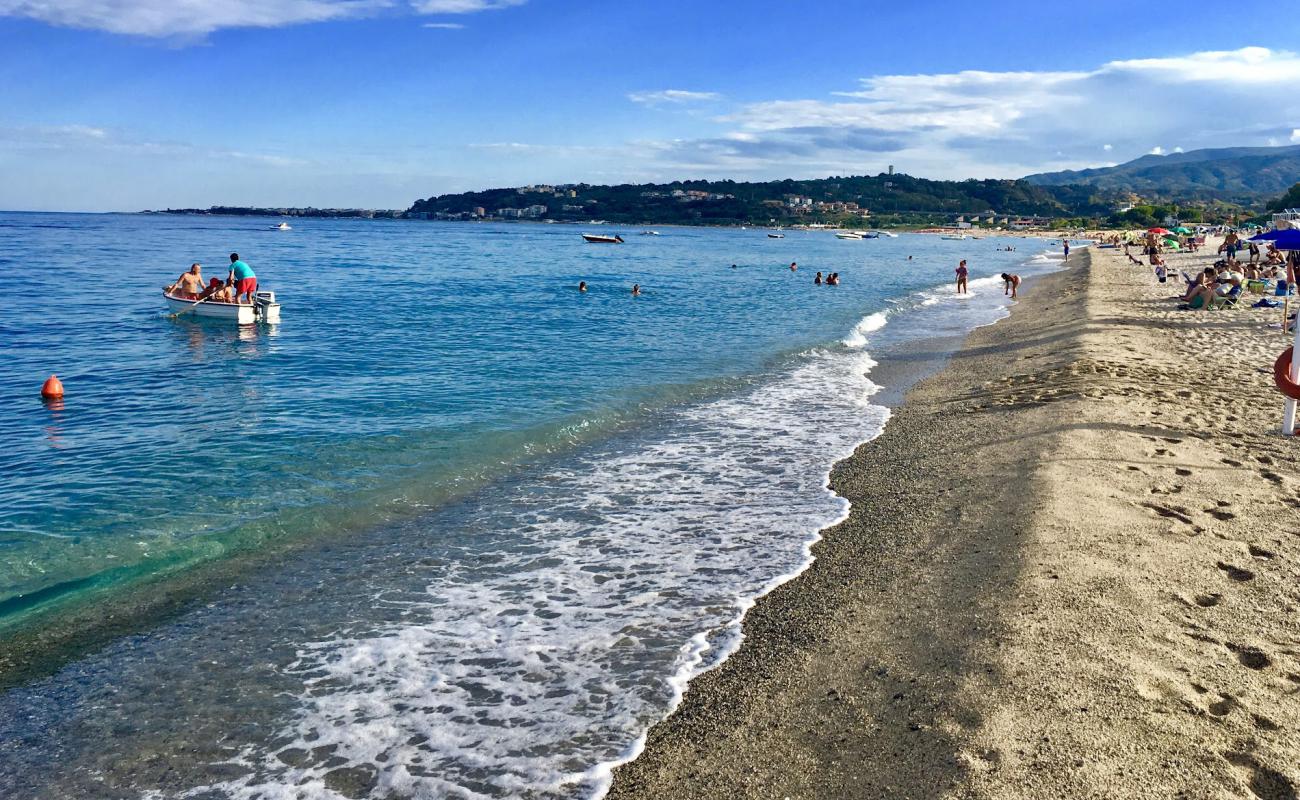 Photo de Montepaone Lido Вeach avec sable beige de surface