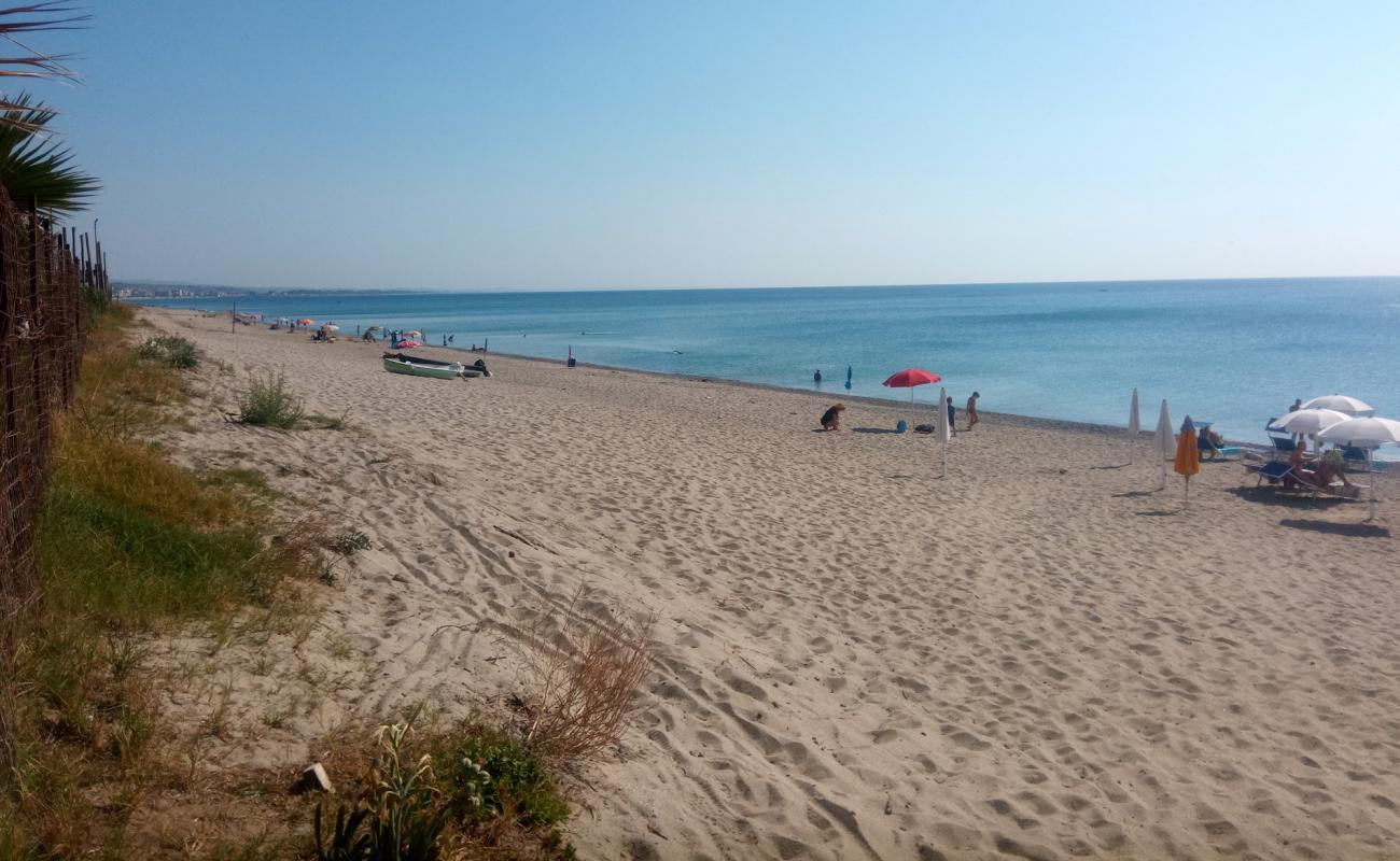 Photo de Villaggio le Roccelle beach avec sable lumineux de surface