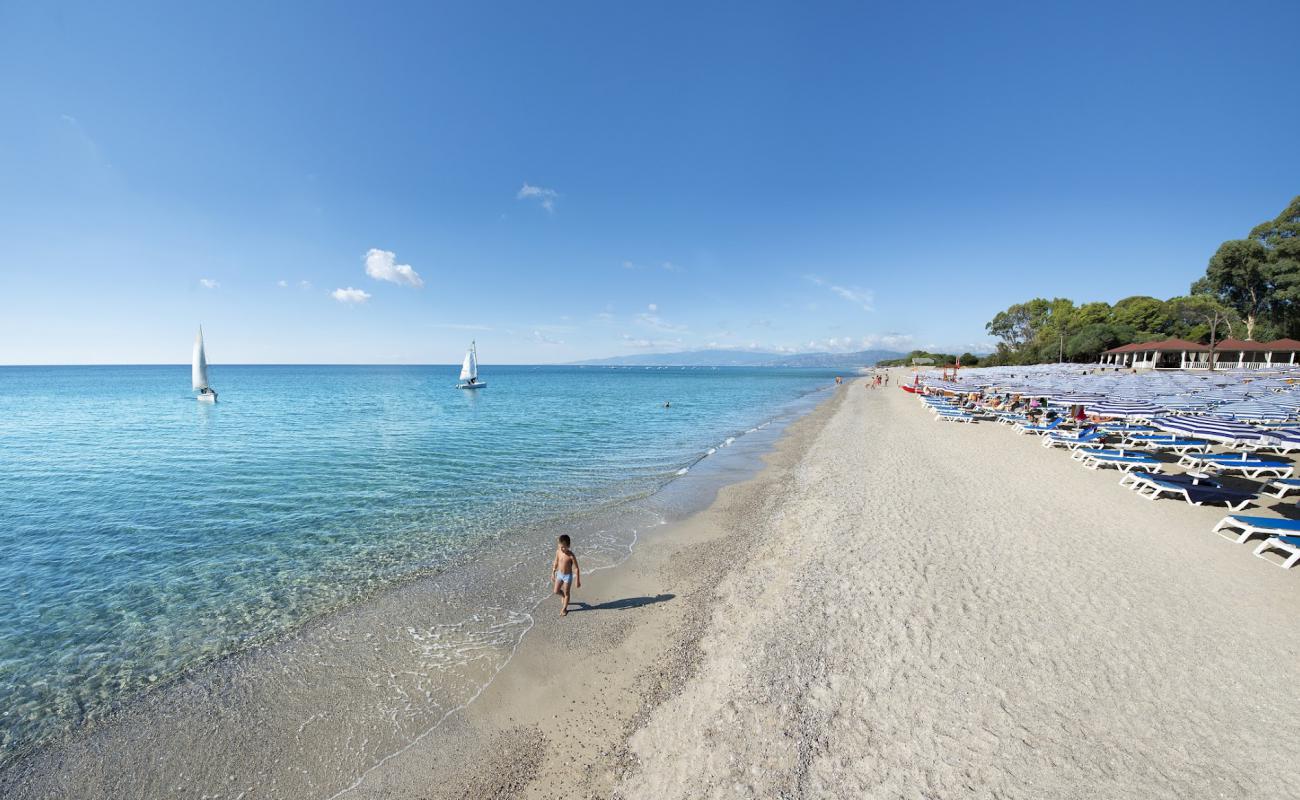 Photo de Simeri Mare beach avec sable lumineux de surface