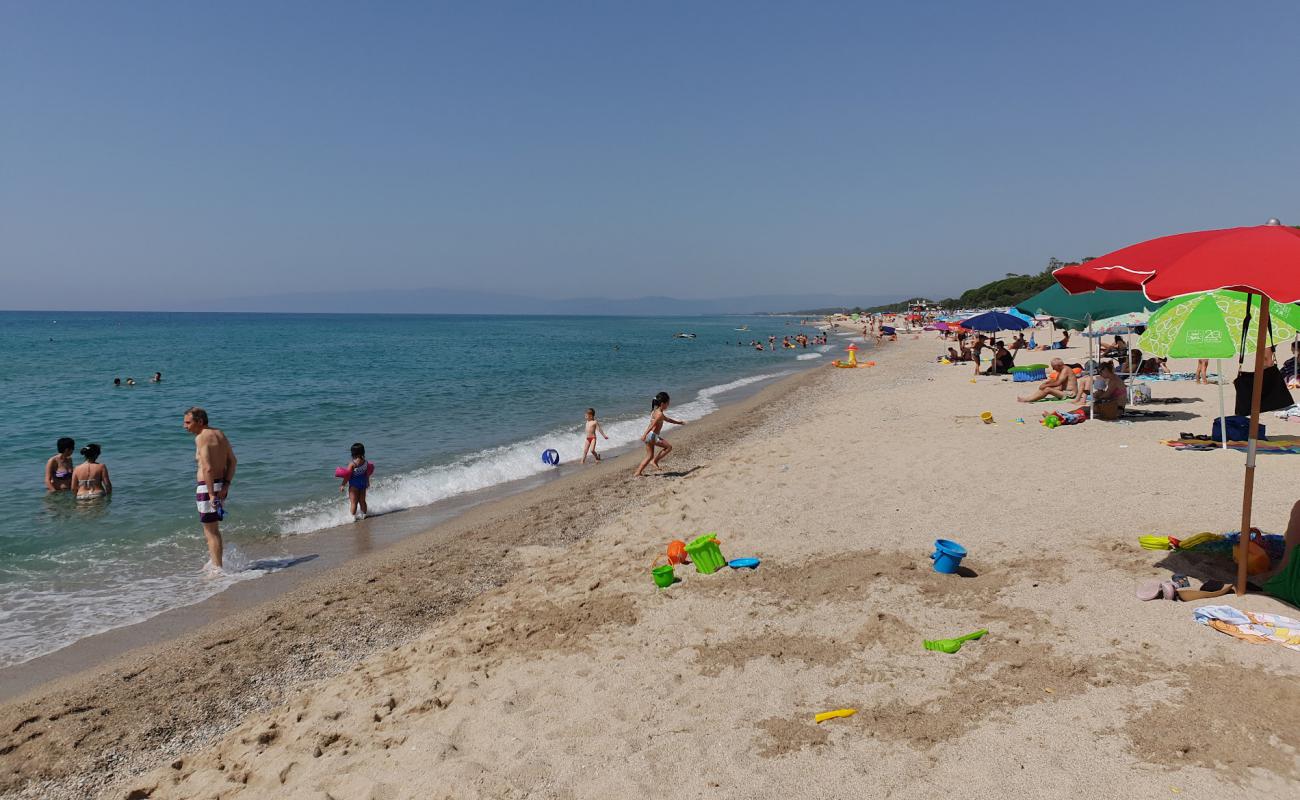 Photo de Plage de Villaggio Carrao avec sable lumineux de surface